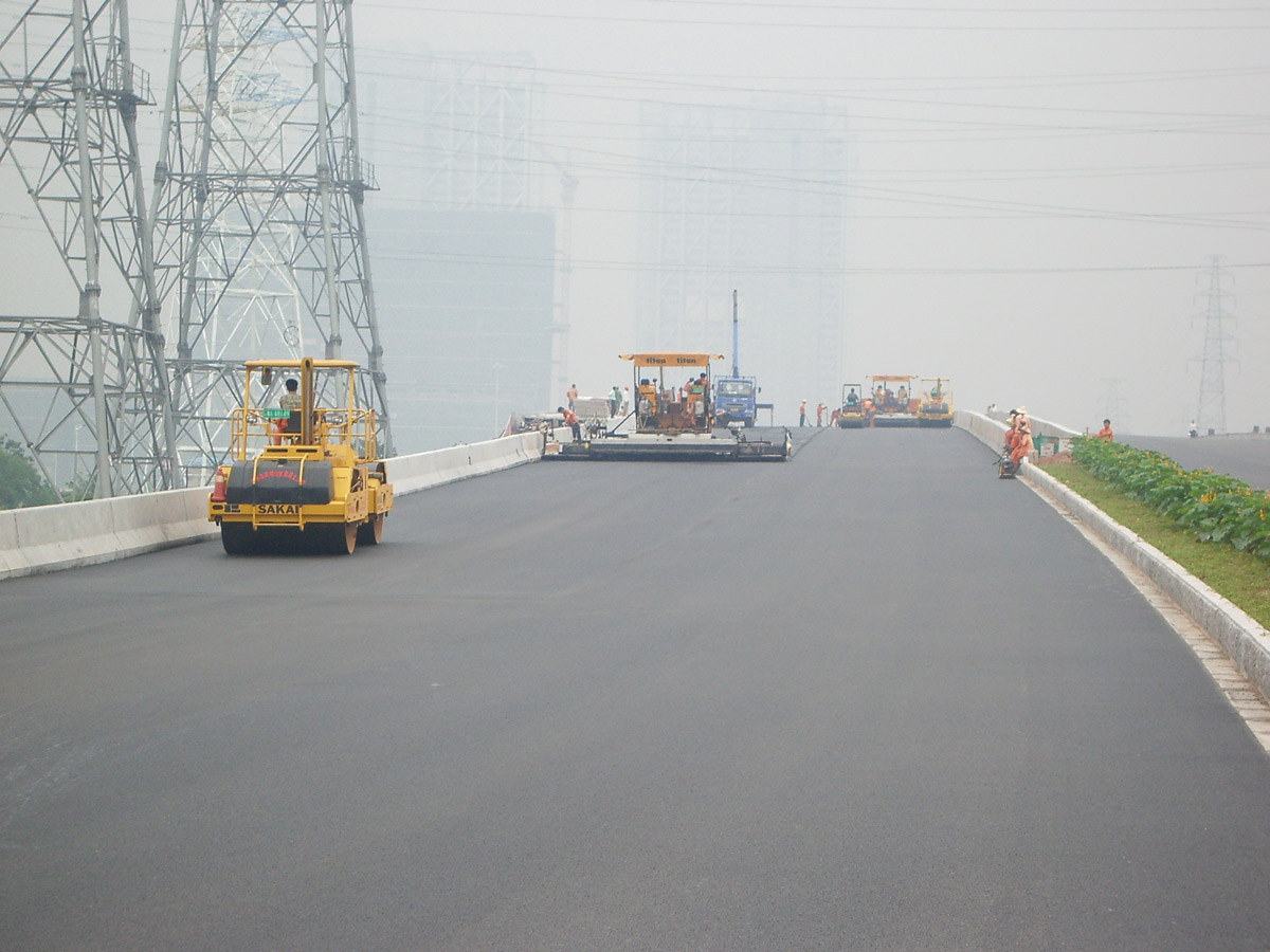 廣州市海珠區(qū)琶洲二橋?yàn)r青混凝土攤鋪